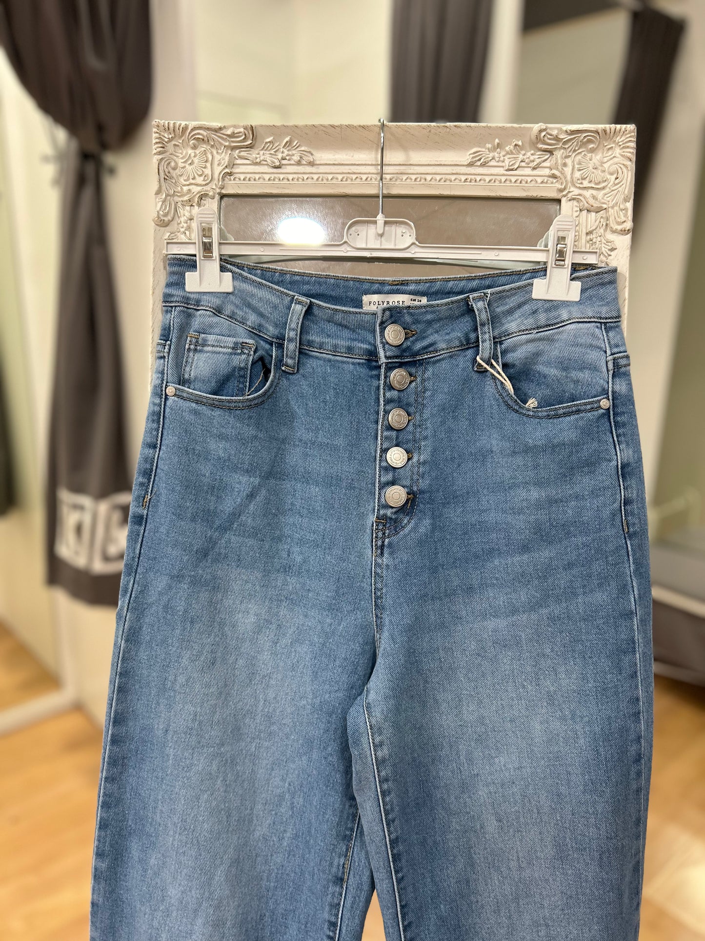 Pantalones tejanos con botones
