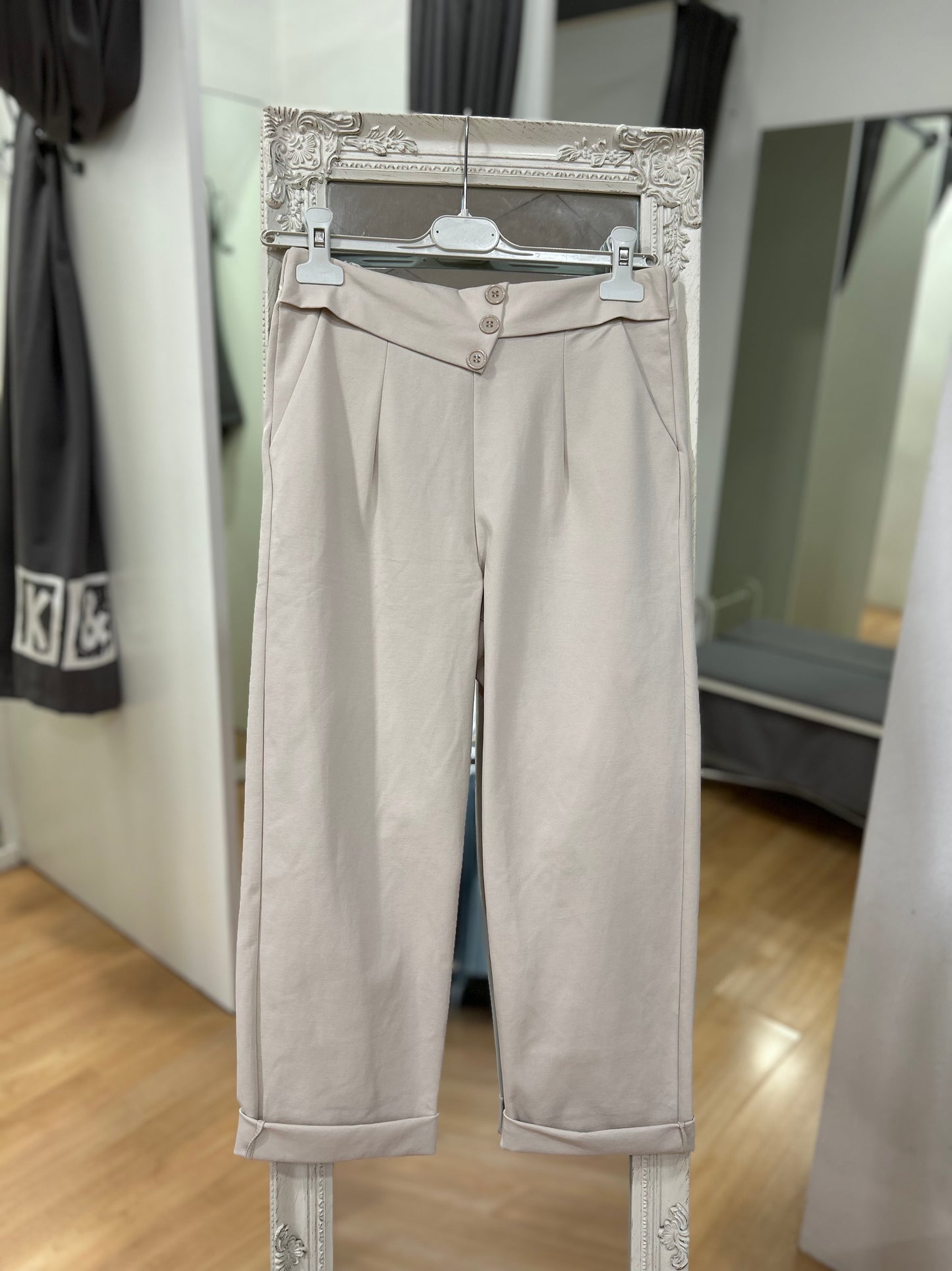 Pantalones capri beige