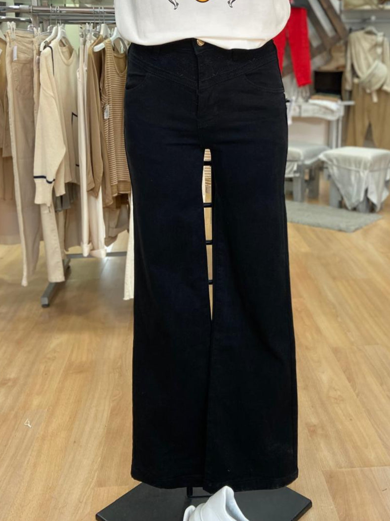 Pantalón negro acampanado